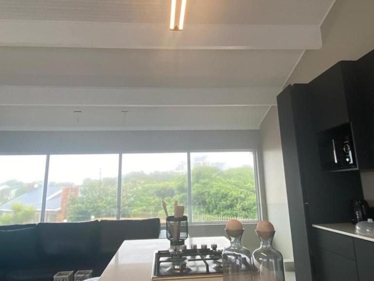 Kelly'S Beachfront Apartments Port Alfred Room photo